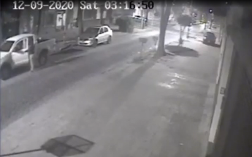Solo le bastaron unos pocos segundos para robar una camioneta en 62 y 14