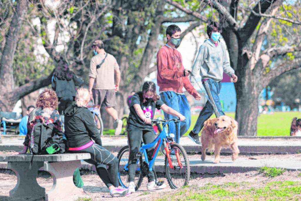 Caminatas y bicicleta en las plazas y parques para descomprimir la cuarentena