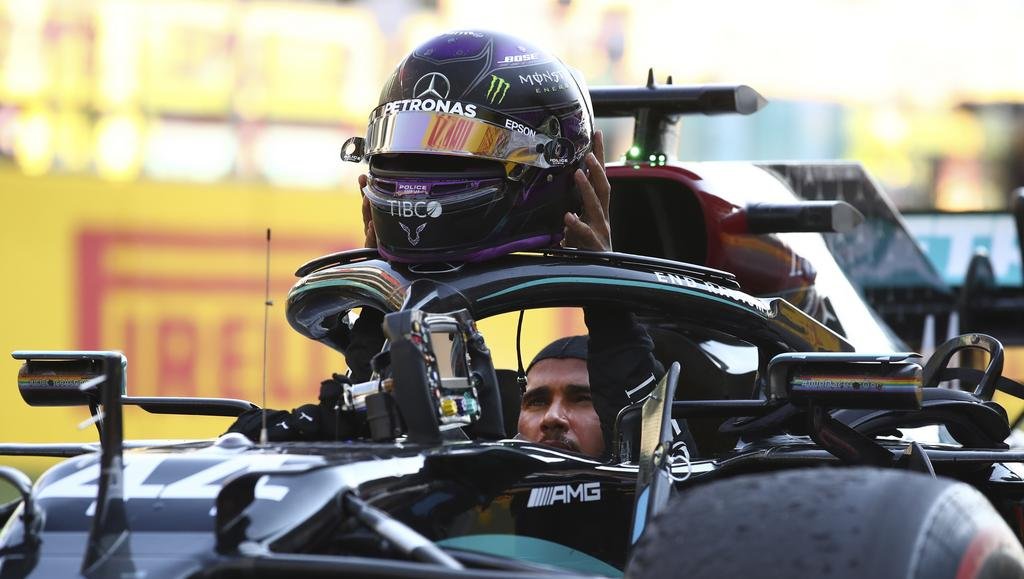Hamilton ganó la accidentada prueba de la Toscana y quedó a un éxito de Schumacher