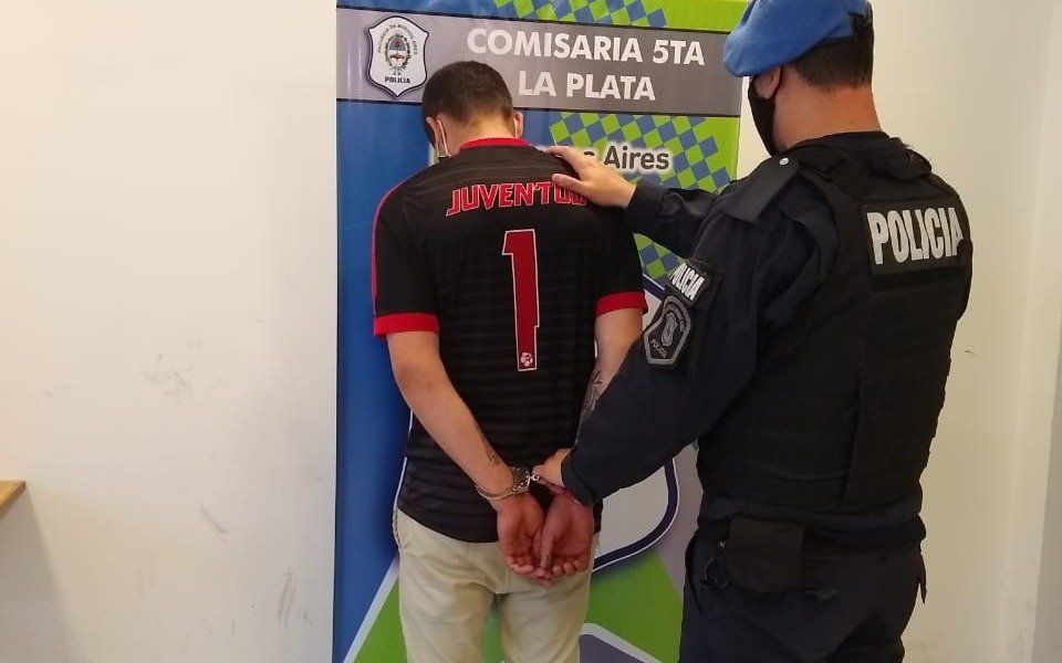 Investigan si se trata de un activo motochorro un joven detenido en 25 y 66