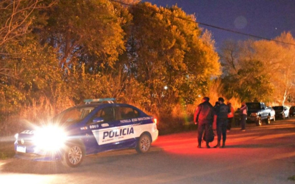 Encuentran el cuerpo semi enterrado de una mujer y detienen a su pareja: estaban recién casados