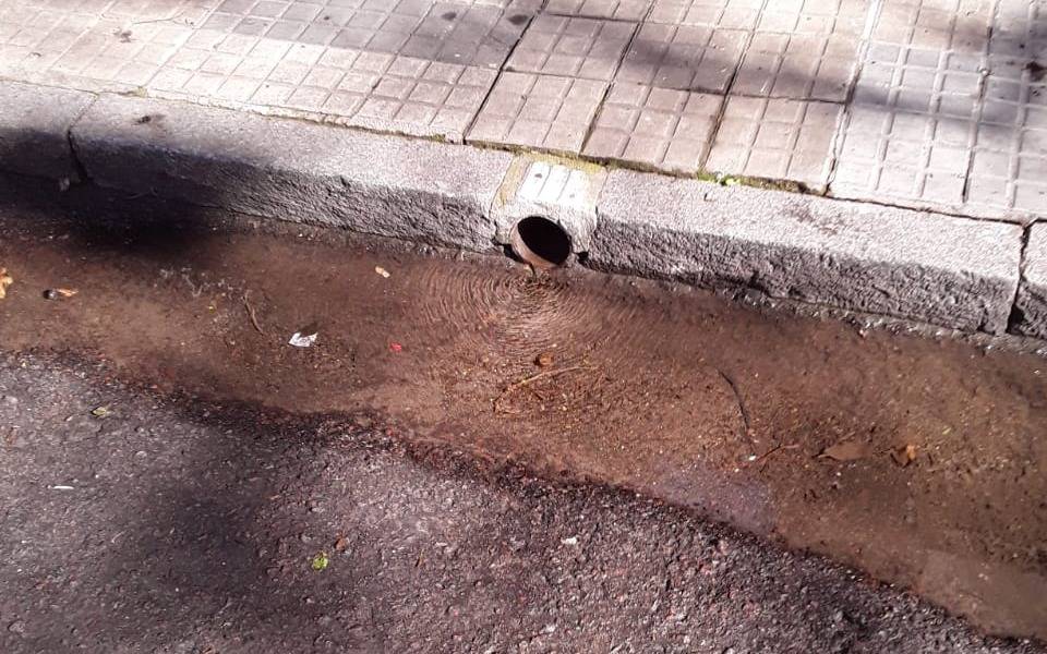 Denuncian que se filtra agua "sin parar" en 59 entre 10 y 11