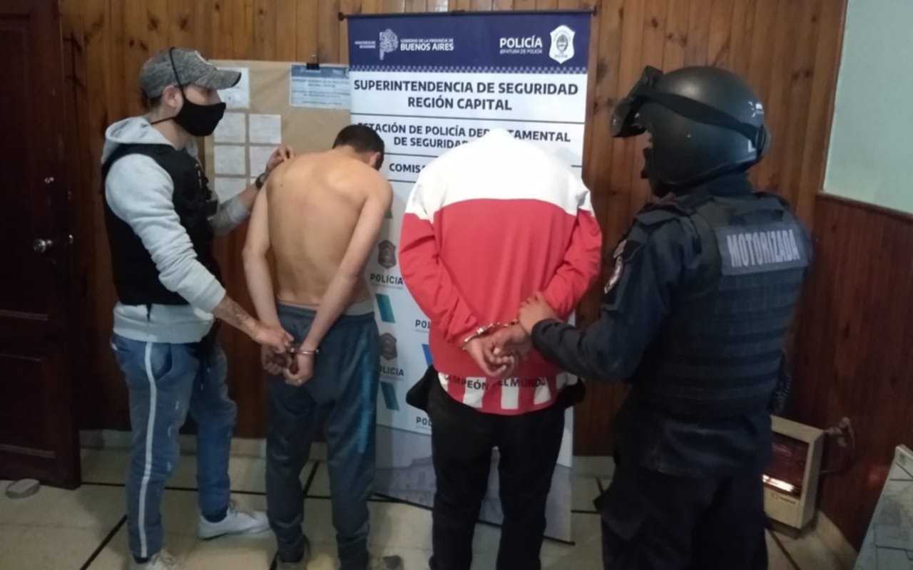 Dos jóvenes robaron un auto en City Bell y en la huida chocaron contra un poste: detenidos