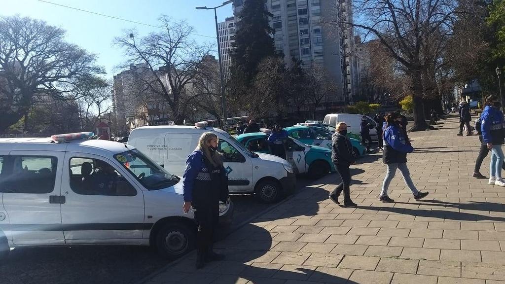 Ajustan operativos de control contra la venta ambulante en Plaza Italia