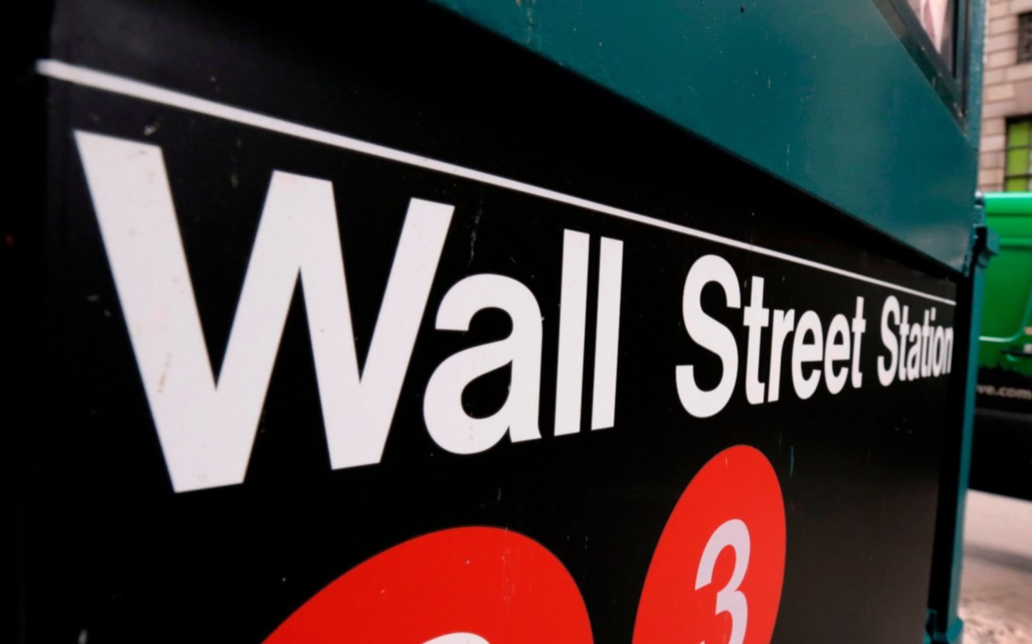 El riesgo país se acerca a los 1.200 puntos y se derrumban las acciones de las empresas que cotizan en Wall Street