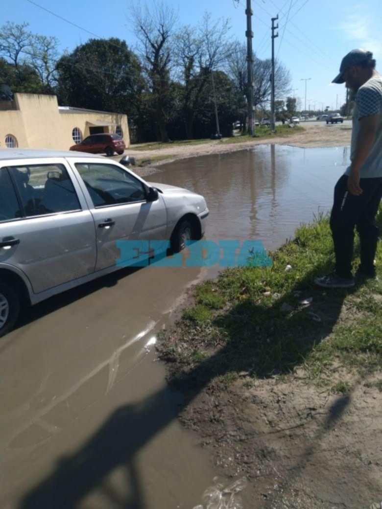Un cráter inundado en Villa Progreso se convirtió en una trampa para un automovilista