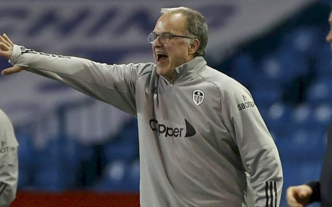 Bielsa muy enojado por la eliminación del Leeds con un equipo de tercera: "soy responsable"