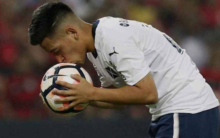 "Prohibido besar " en el estricto protocolo que instaló la Conmebol