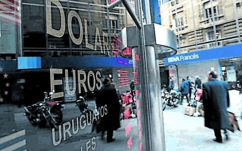 El dólar blue retrocedió a $140 y subió el riesgo país