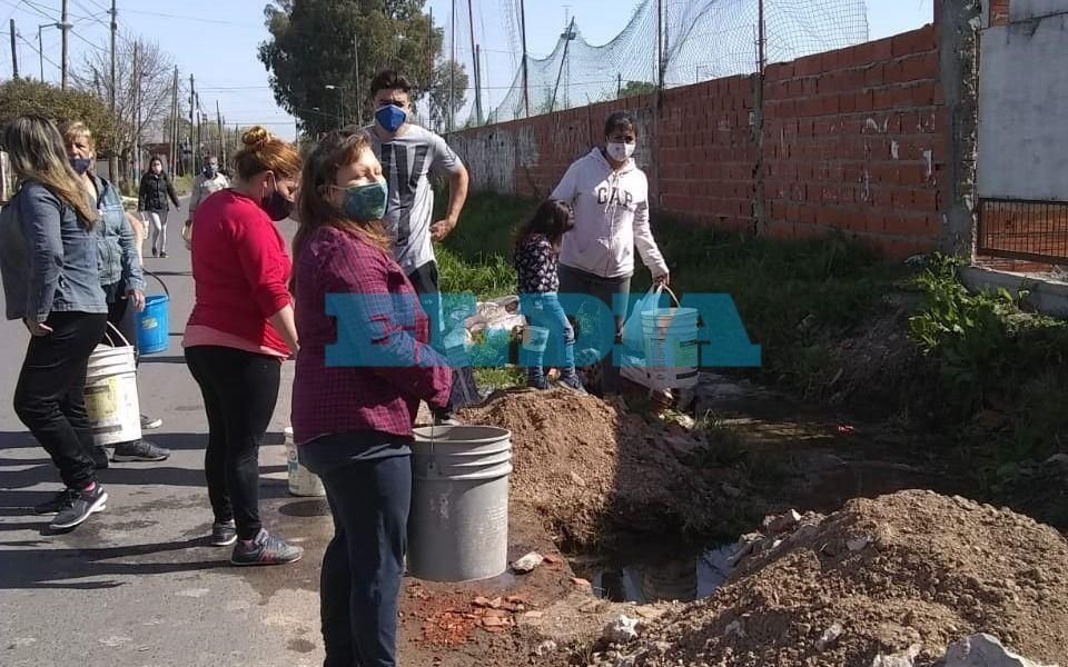 Villa Montoro: están hace dos días sin agua y llenan los baldes en una zanja