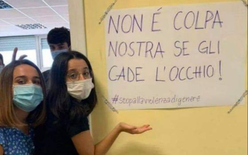 Alumnas italianas protestan por un pedido de no usar minifalda para evitar miradas de profesores