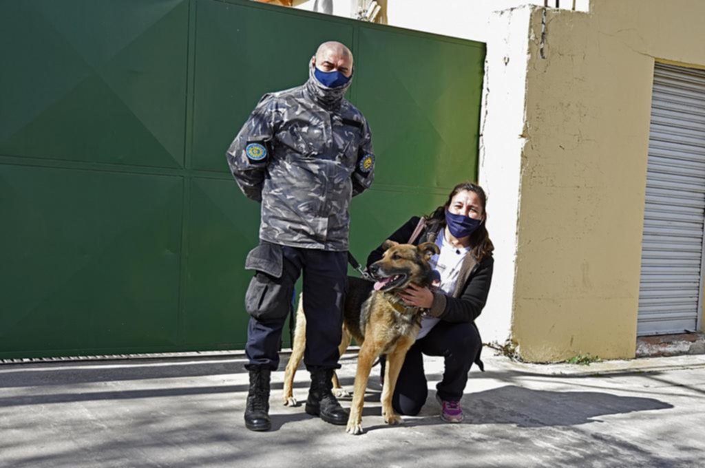 Un perro entrenado encontró en el baúl de un patrullero una piedrita que usaba Facundo