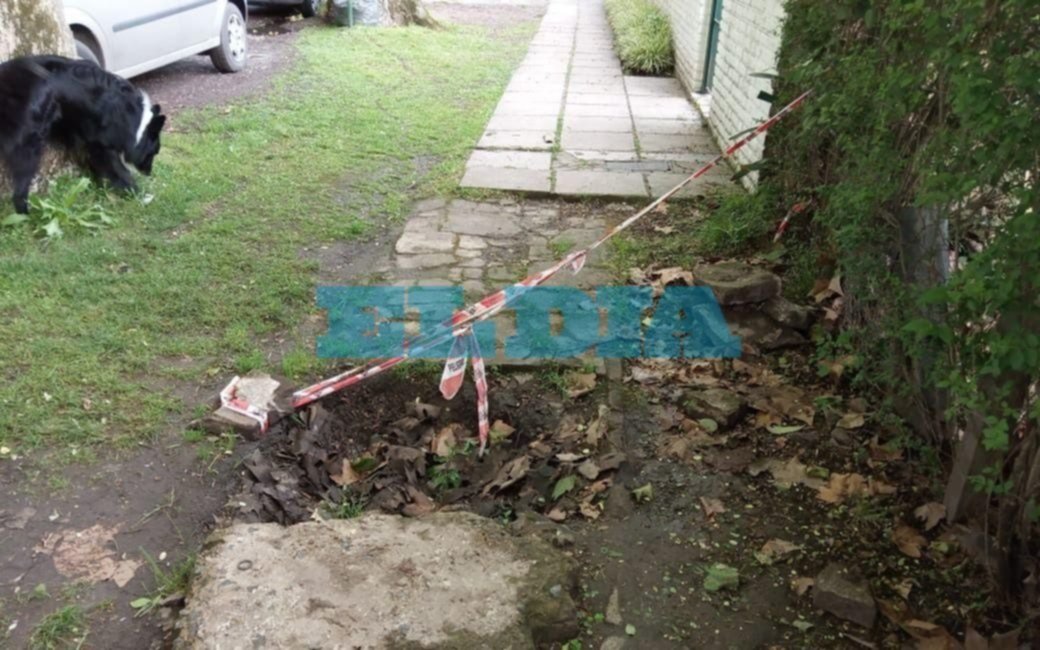 Fastidio en City Bell por un caño roto y una obra inconclusa