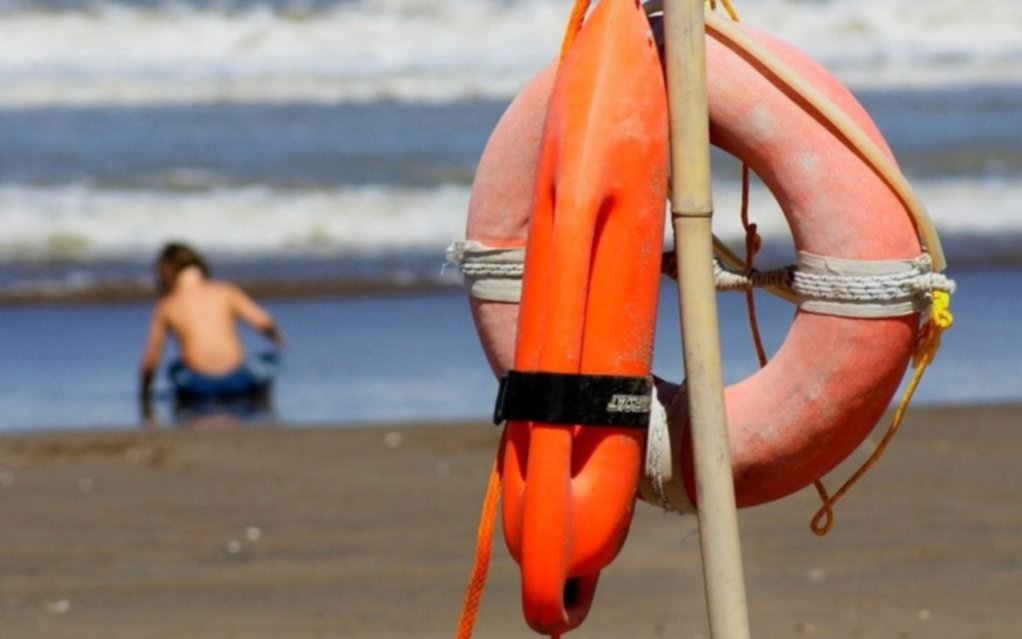En las playas argentinas, los guardavidas deberán ponerle un barbijo a la víctima en el rescate