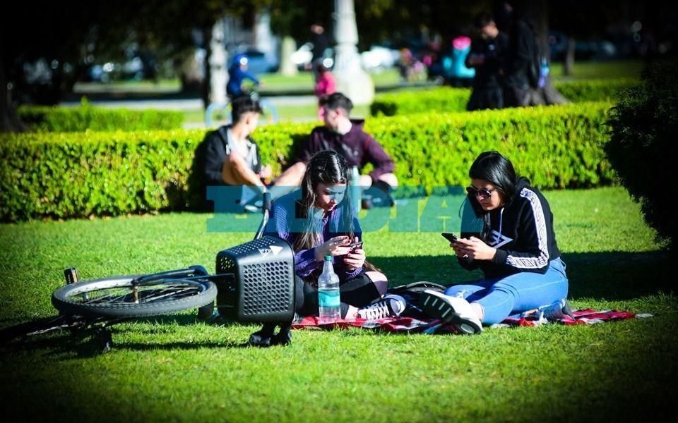 Día de la Primavera en La Plata: piden a los jóvenes usar tapabocas y respetar la distancia