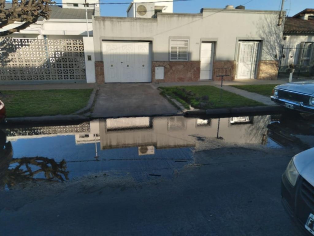 En Meridiano V, pérdida de agua y asfalto destruido