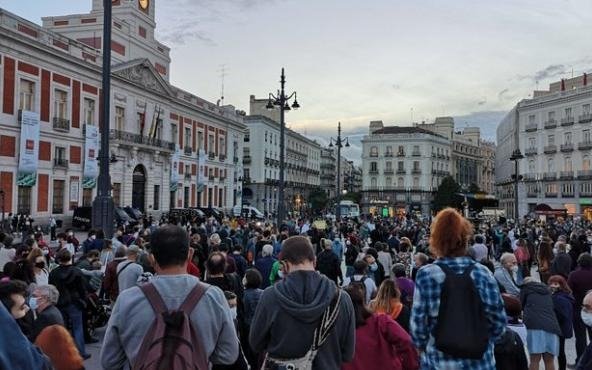Miles de madrileños protestan horas antes de las nuevas restricciones por el coronavirus