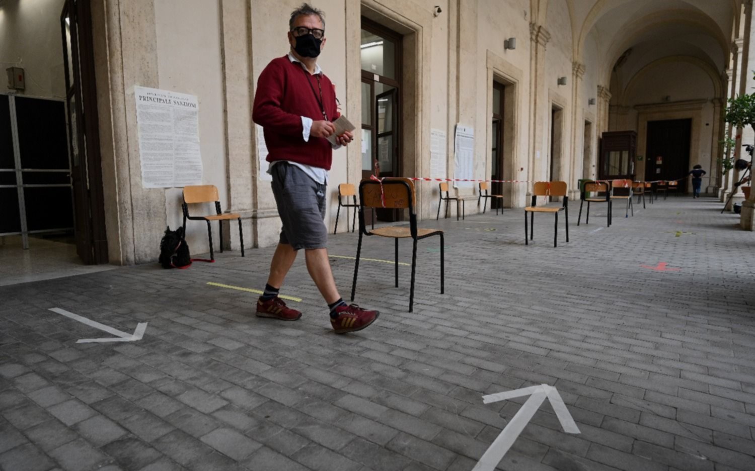 Con barbijo obligatorio y distanciamiento, Italia ya vota para reducir la cantidad de legisladores