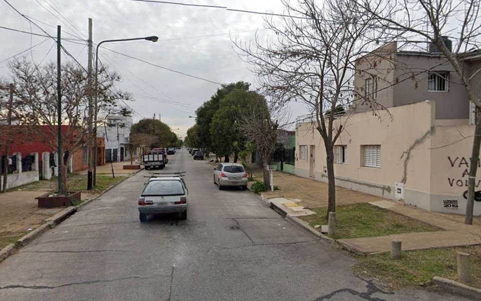 Violenta robo en La Loma: empujaron de una silla de ruedas a un joven con parálisis