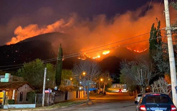 Córdoba: Bomberos combaten un incendio en Carlos Paz y en otras tres localidades serranas