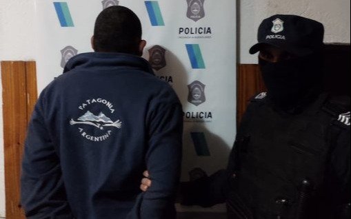 Un hombre fue detenido tras atacar a trompadas y patadas a su pareja en Los Hornos