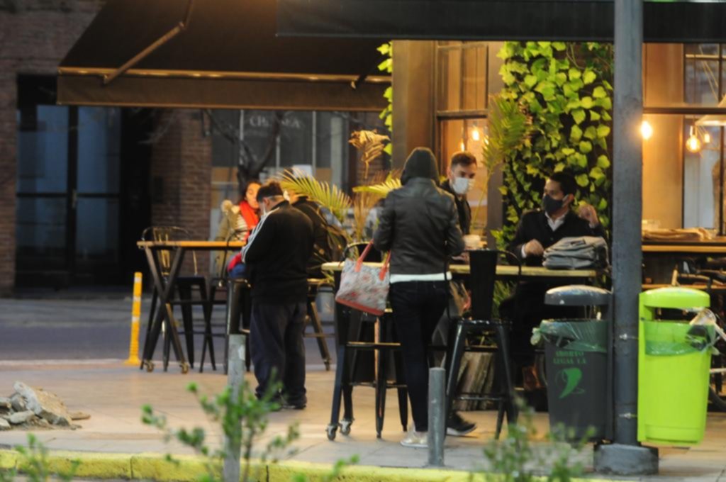 En una prueba piloto, restaurantes y bares de La Plata podrán atender al aire libre