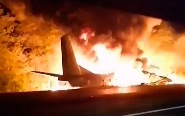 Revelan el video del momento en el que se estrella un avión militar en Ucrania 