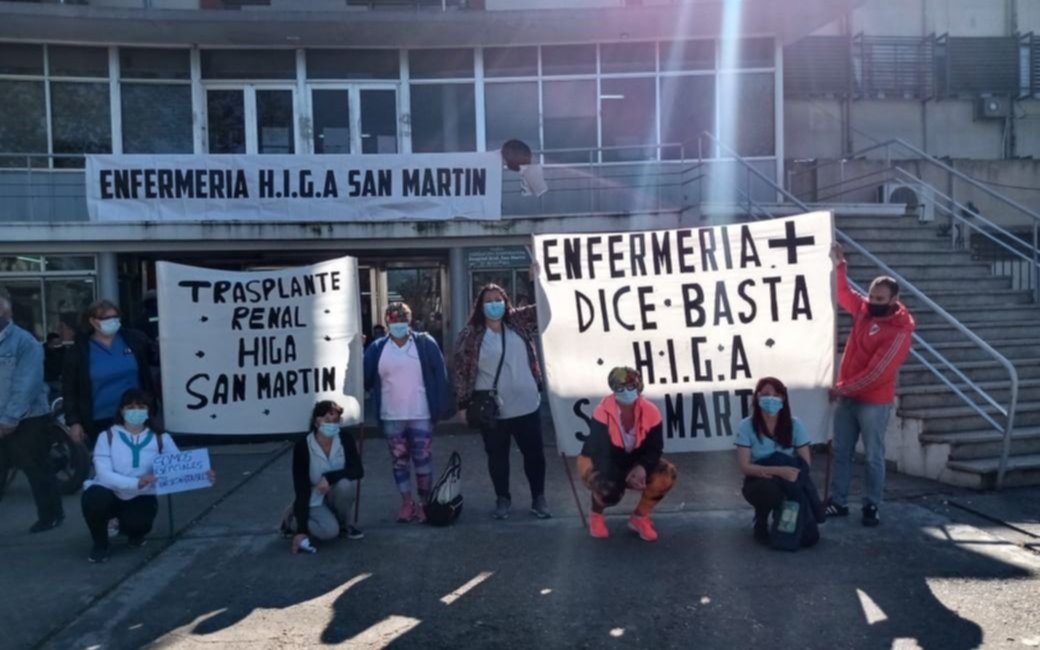 Enfermeros del Hospital San Martín marchan hasta Gobernación
