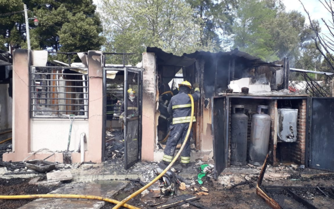 Voraz incendio en una casa ubicada en 431 y 227