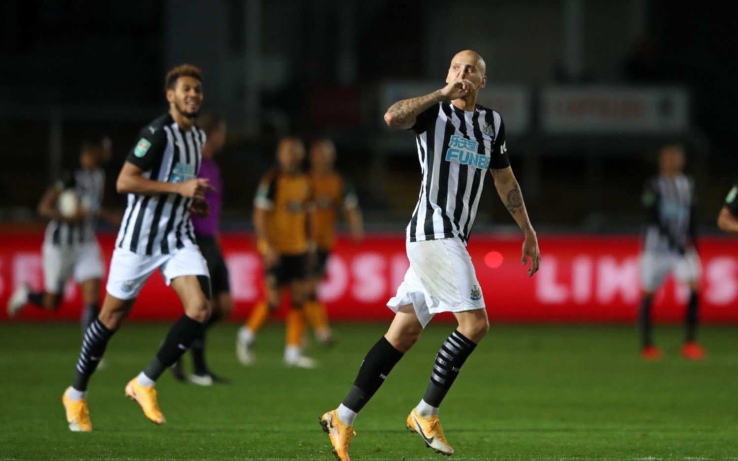 Newcastle, con Federico Fernández, se clasificó por penales a los cuartos de final  