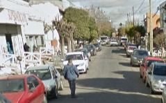 Terror en Villa Elvira: un docente dormía, rompieron la puerta al grito de "policía" y lo golpearon