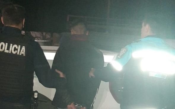 Tiraban piedras a una casa de Ponsati y cuando llegó la policía también la ligó: un detenido