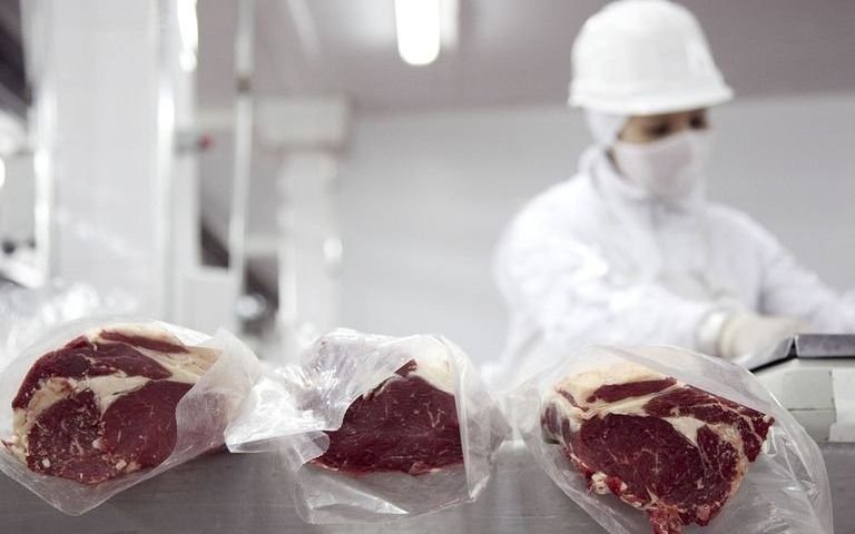 El campo le pidió al Gobierno que "se deje de jorobar" con extender la prohibición de exportar carne