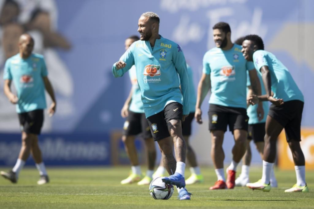El líder Brasil defiende su invicto ante Chile