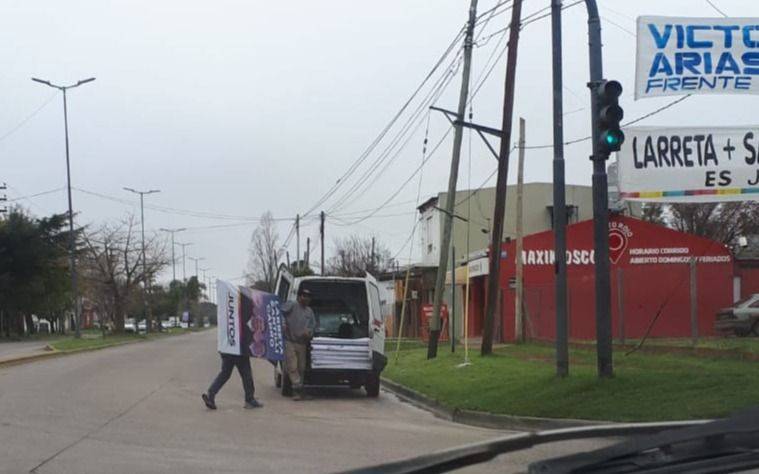 Denuncian robo de carteles del espacio de Facundo Manes en las avenidas 13 y 25