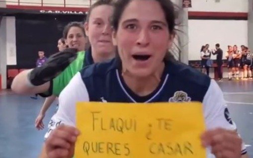 La emotiva propuesta de casamiento de una  jugadora del Lobo a su novia