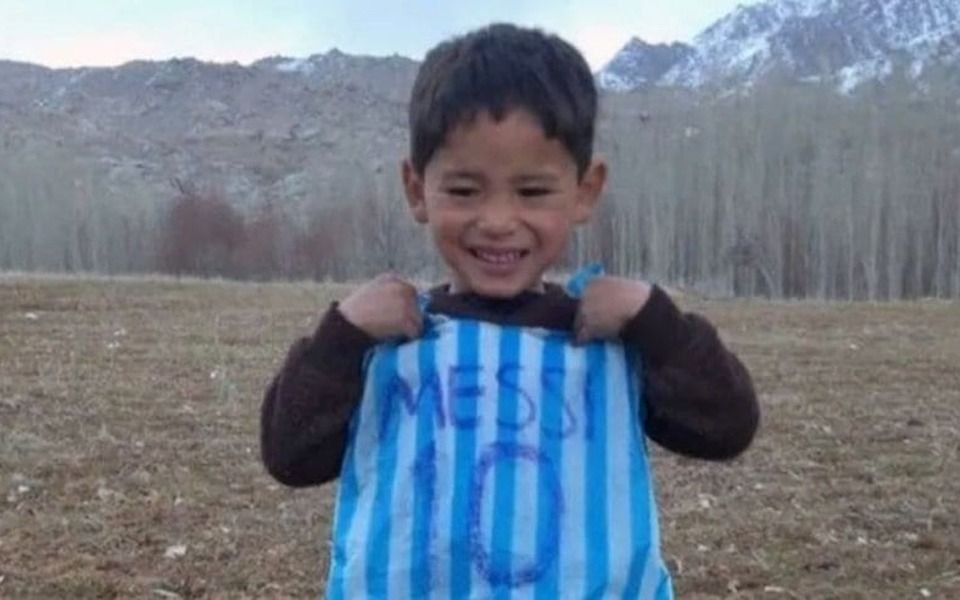 El niño afgano de la camiseta de plástico de Leo Messi teme a los talibanes