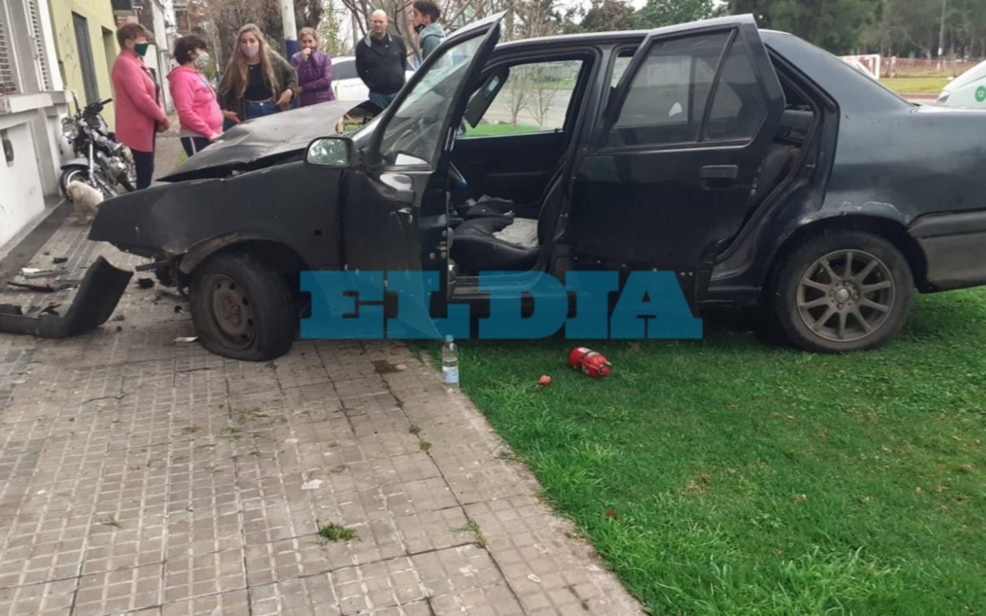 De casualidad no fue tragedia: un auto perdió el control y terminó sobre la vereda en El Mondongo