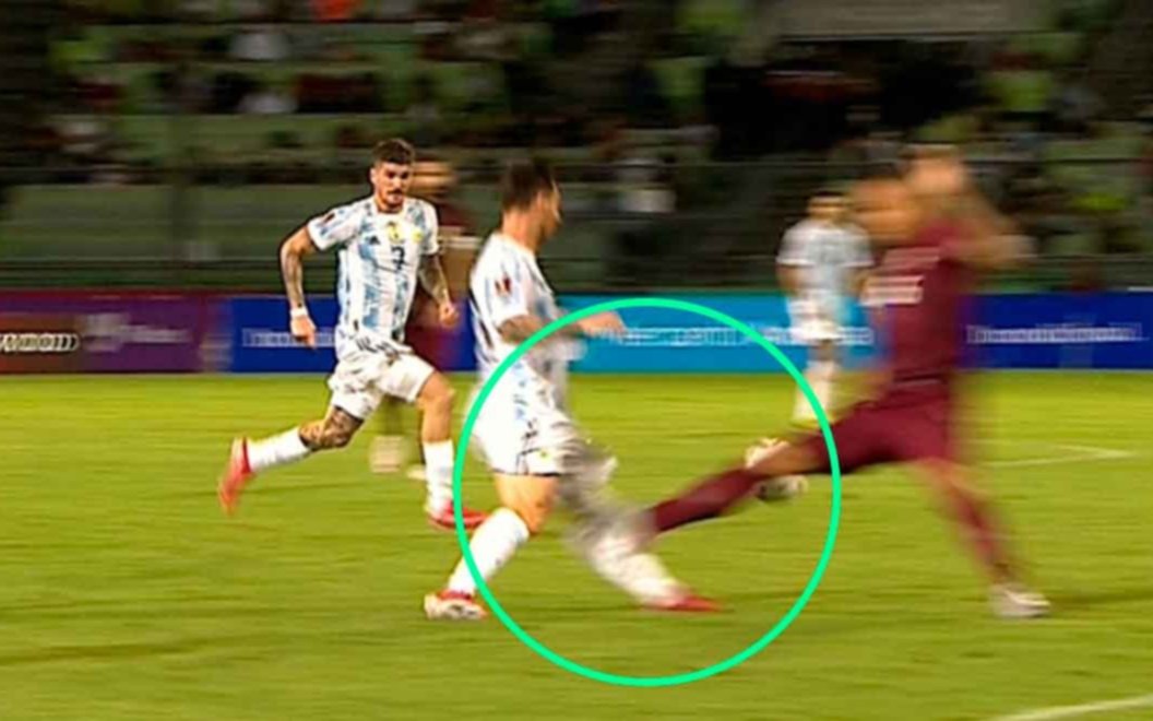 Brutal patada a Messi: la infracción que asustó a todos y dejó a Venezuela con 10 jugadores