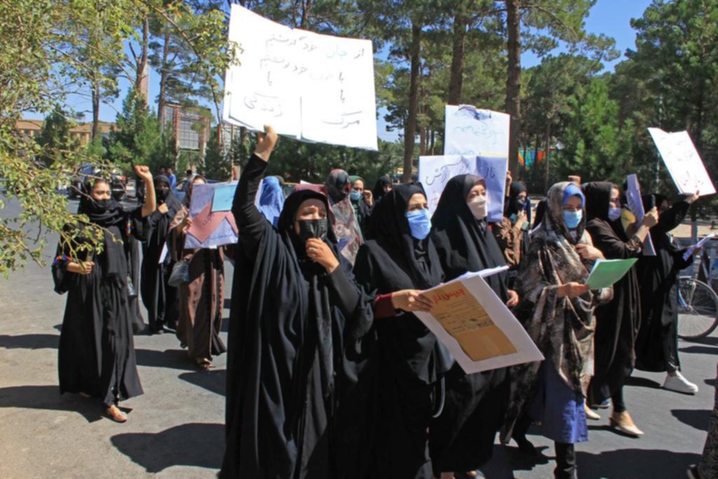 Afganas se manifestaron contra los talibanes