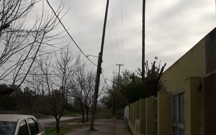 Quejas por un poste con "riesgo de caída" en 90, entre 154 y 155