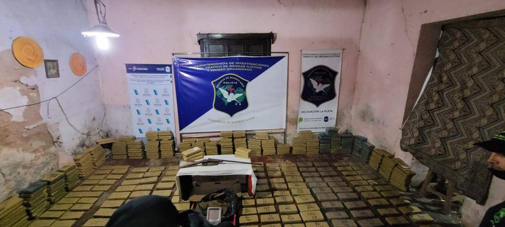 Cerca de 800 kilos de marihuana en un depósito de acopio narco en Hernández