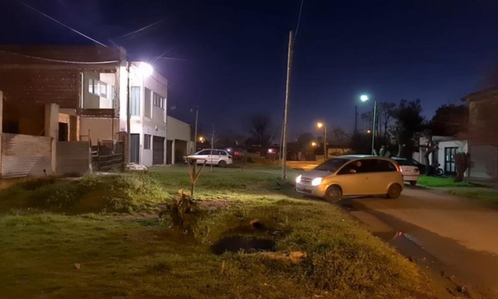 Madre e hija estaban por cenar en su casa y las sorprendieron 5 ladrones