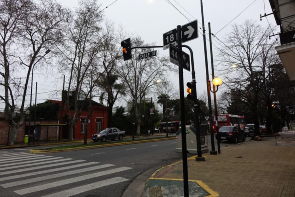 Peligro vial por un semáforo intermitente hace varios días en la avenida 44 y 18