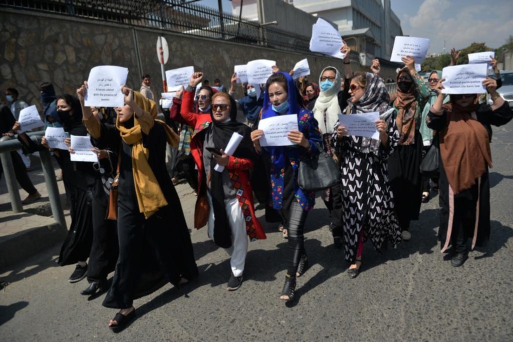 Las sacaron a los tiros: Talibanes reprimieron a mujeres