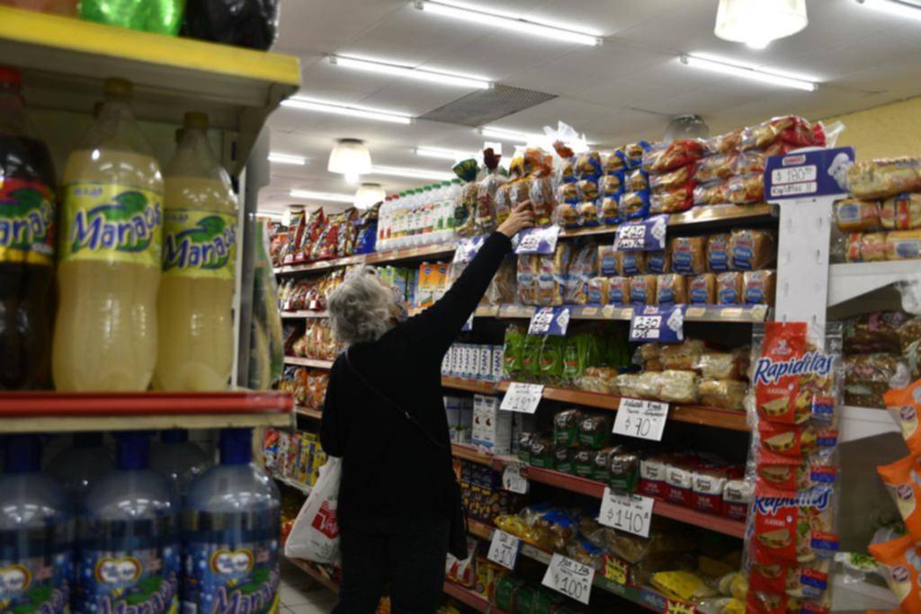 Las familias se vuelcan a segundas marcas y el consumo masivo cae menos