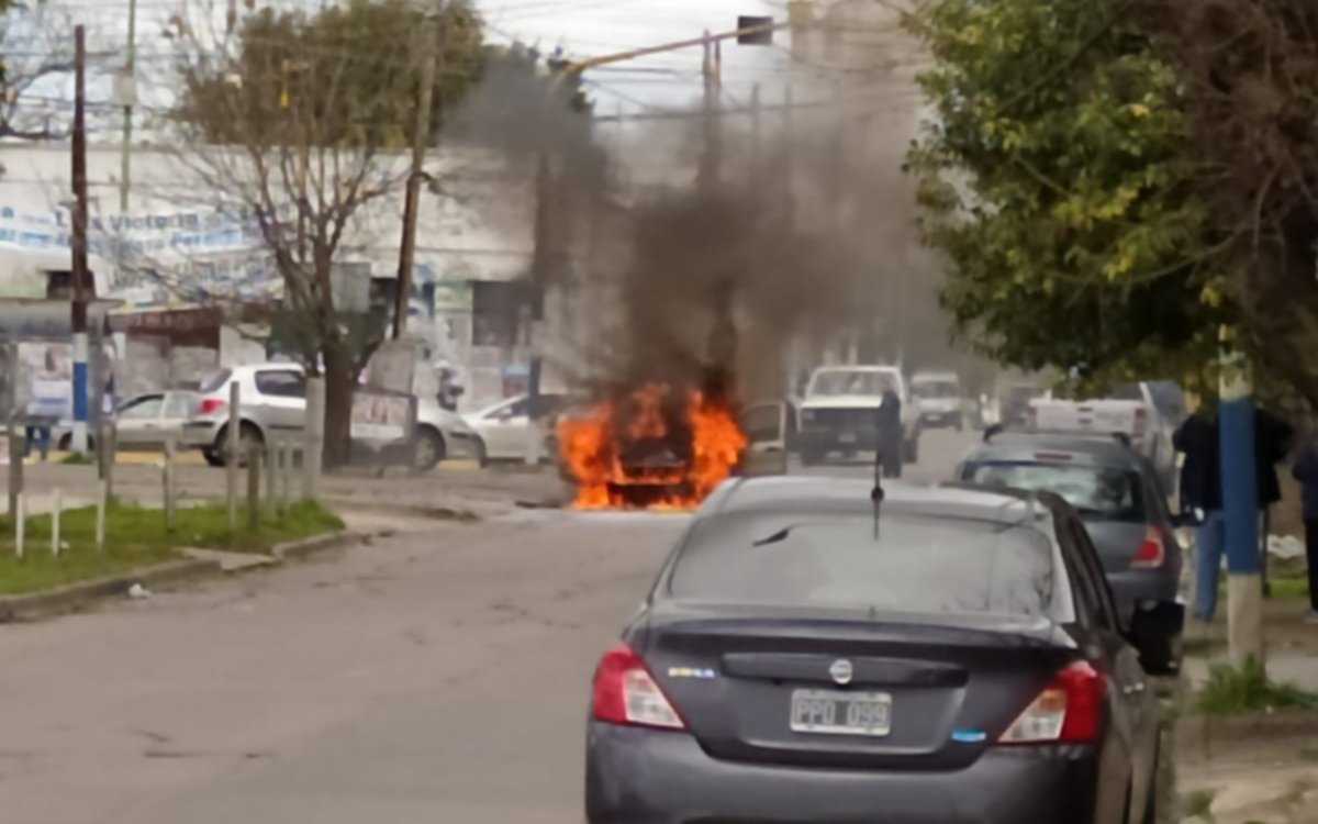 Revuelo en 7 y 80 por el incendio de  un auto en plena calle