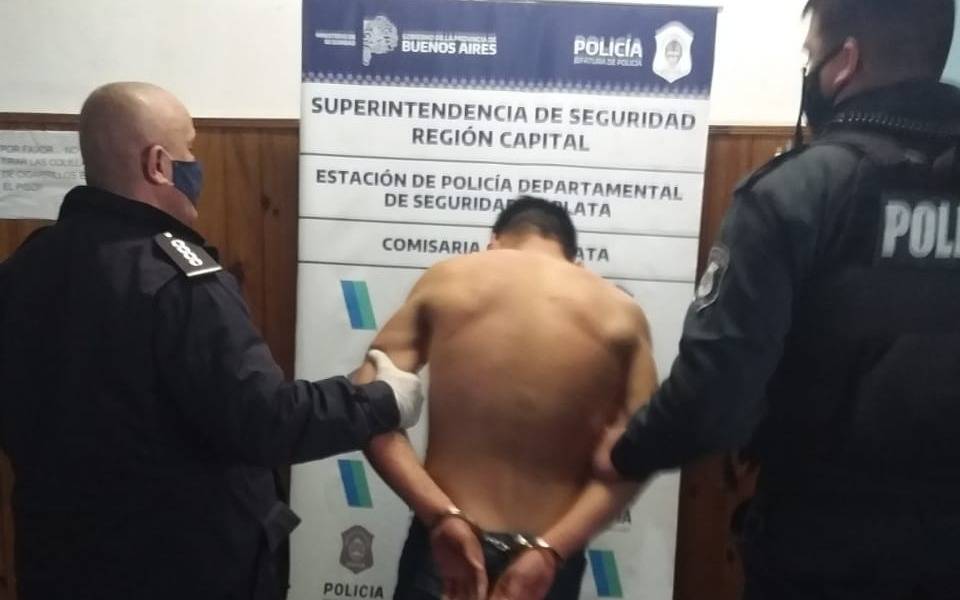 Ladrón ingresó a robar a una casa en Tolosa y fracasó: se escondió debajo de la cama