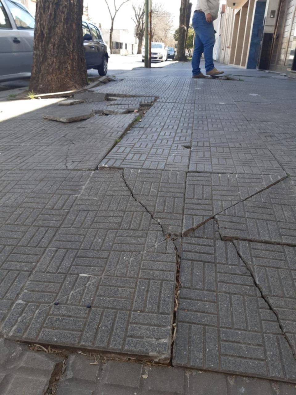 Las veredas destruidas, una postal que se repite en casi todos los barrios