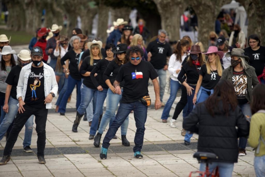 La música country le puso ritmo y color a la tarde de la plaza Malvinas